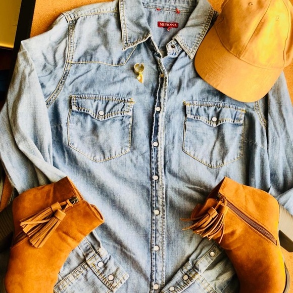 MERONA Tops - MERONA CHAMBRAY BUTTON DOWN